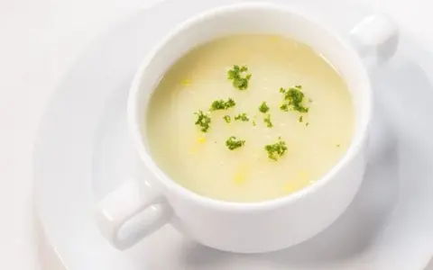 Minestra di Semolino: Ricetta Perfetta, Trucchi Anti-Grumi e Varianti