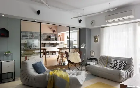 Un espacio que irradia hygge que es: sofás cómodos, mantas cálidas y un rincón de trabajo acogedor.