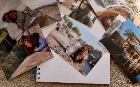 Raccolta di foto stampate su carta fotografica, con coppie felici e paesaggi.