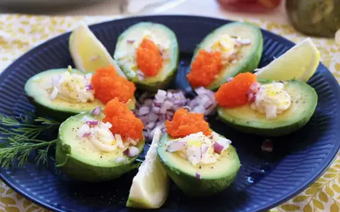 Avokadohalvor fyllda med krämig röra, orange rom och rödlök. En perfekt vegansk påskmat som ser lika god ut som den smakar.
