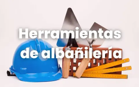 Casco azul, ladrillo y paletas, herramientas de albañilería listas para construir.