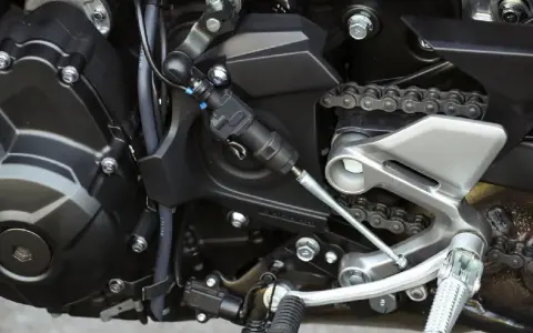 Mechanizm quickshifter w motocyklu. Pozwala na błyskawiczne zmiany biegów bez sprzęgła.