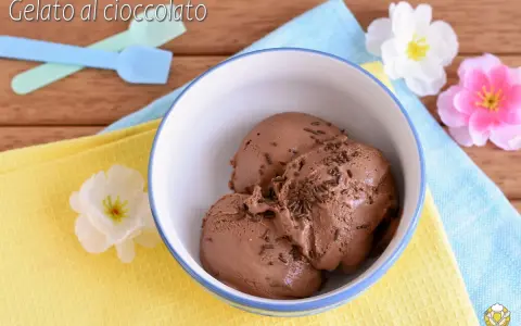 Coppetta di gelato al cioccolato, perfetto risultato di una ricetta gelato con gelatiera. Spolverata di granella per un tocco goloso.