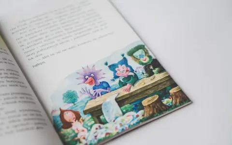 Smok Luomił i tajemnice złości. Ilustracja z książki przedstawia wesołe stworki przy stole, a obok nich dziewczynkę.