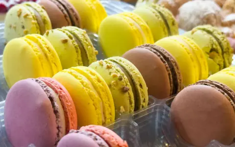 Douceurs colorées, ces macarons évoquent les spécialités culinaires d'Île-de-France. Un délice pour les yeux et les papilles.