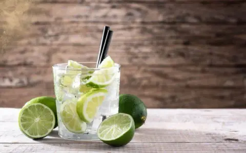Proste drinki z wódki: przepisy, które zrobisz w domu