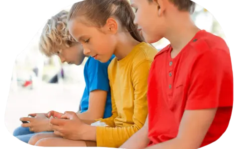 Trois enfants, dont mon fils, sont absorbés par leurs écrans.