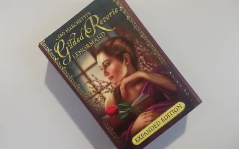 Okładka talii "Gilded Reverie Lenormand" Ciro Marchetti. Kobieta z różą, idealna do wróżb na dziś.