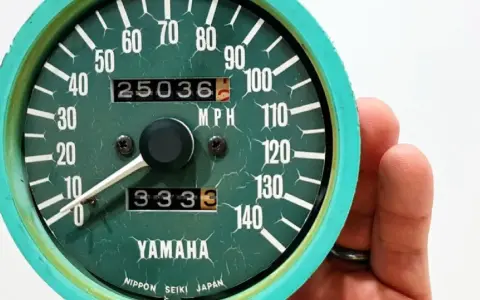 Prędkościomierz Yamaha z przebiegiem 25036 mil. Czy to duży przebieg dla motocykla? Zależy od tego, jak długo służył.
