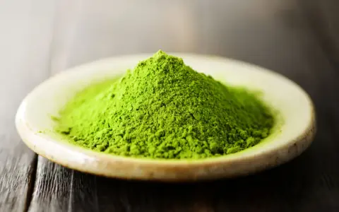 Matcha zawiera kofeinę: Jak działa i ile jej ma?
