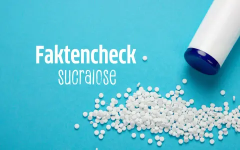 Faktencheck: Sucralose ungesund? Kleine weiße Tabletten und ein Spender auf blauem Hintergrund.