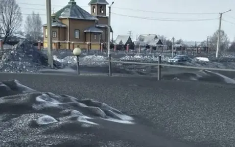 Czarny śnieg: szokujące zjawisko zagrażające środowisku