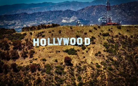 Poznaj gwiazdy mieszkające w Hollywood: lista najsłynniejszych rezydencji