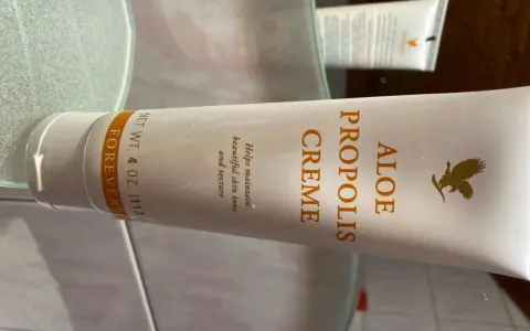 Krem propolisowy Forever Aloe, który pomaga utrzymać piękny koloryt i teksturę skóry.