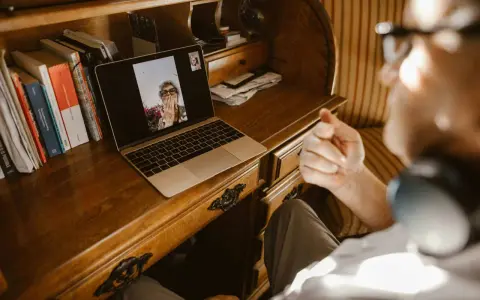 Hombre en videollamada, aplicando el método Gottman para fortalecer su relación.