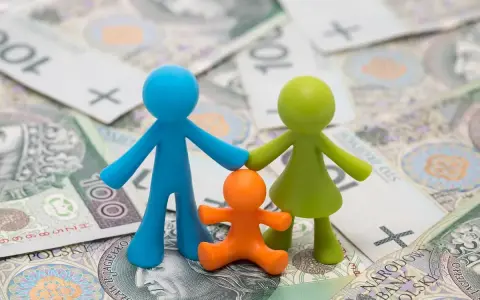 Figurki rodziny na tle polskich banknotów. Zastanawiasz się, rodzinne ile wynosi wsparcie?