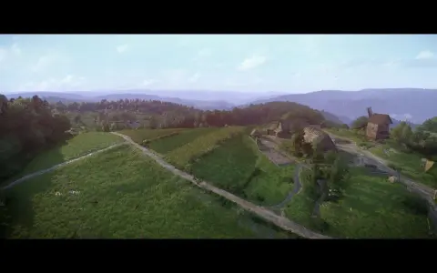 Krajobraz z gry Kingdom Come: Deliverance. Wiatrak i zabudowania na wzgórzu, pola uprawne i lasy w tle.
