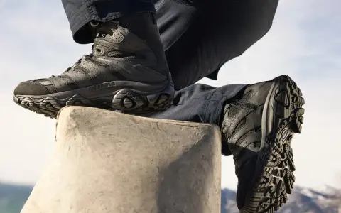 Stivali tattici neri Merrell con suola Vibram. La taglia reggiseno 4D a cosa corrisponde? Non è chiaro, ma questi stivali sono pronti per ogni avventura.