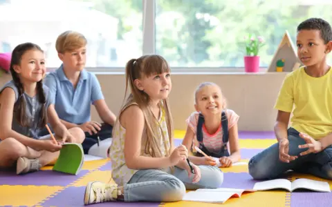 Kto może pracować w świetlicy szkolnej? Wymagania i ścieżki kariery