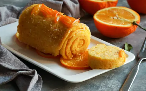 Pomarańczowy deser z cukrową skórką i plastrami pomarańczy. Tak można wykorzystać pomarańcze!