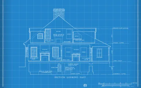 Sezione est di una casa, con dettagli architettonici e misure. Un disegnatore CAD ha creato questo progetto.