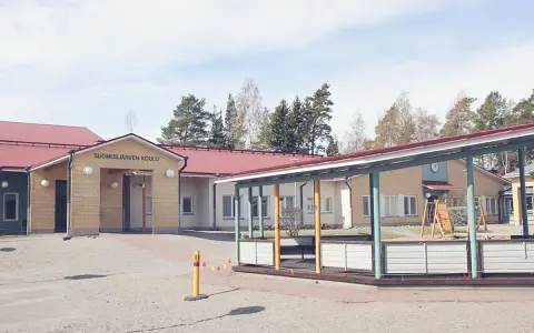 Suomusjärven Koulu, czyli szkoła w Finlandii, z placem zabaw i zielonymi terenami. Ciekawostki o fińskim systemie edukacji często podkreślają jego innowacyjność.