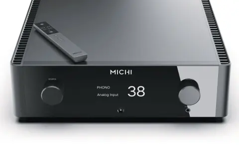 Elegancki wzmacniacz Rotel Michi X3 z pilotem. Wyświetlacz pokazuje "PHONO Analog Input 38".