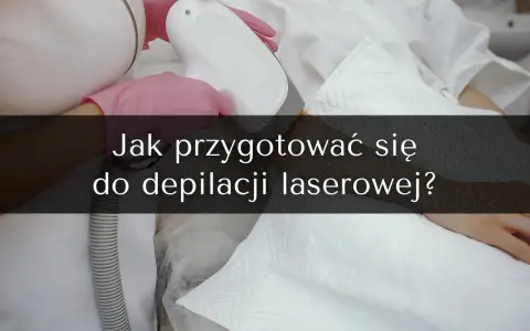 Ręce w różowych rękawiczkach trzymają depilator. Tekst na zdjęciu: "Jak przygotować się do depilacji laserowej?".