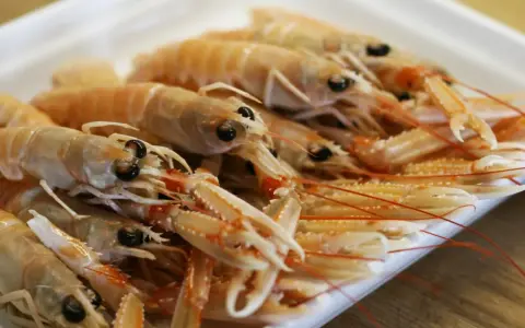 Un plato lleno de cigalas a la plancha, listas para ser degustadas.