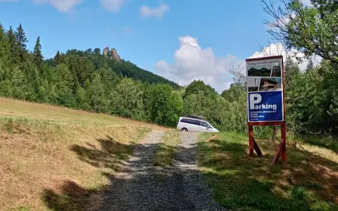 Droga do schroniska "Sokolik" na Krzyżnej Górze. Parking gotowy na turystów.