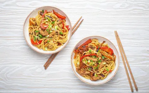 Makaron Chow Mein: Skład, Lo Mein, wybór i przepis. Poznaj sekrety!