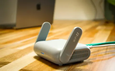 Router Wi-Fi 6 gotowy do pracy. Dowiedz się, jak używać VPN, by zabezpieczyć swoje połączenie.