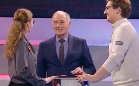 Uczestnicy Familiady czekają na pytanie. Jak się dostać do finału?