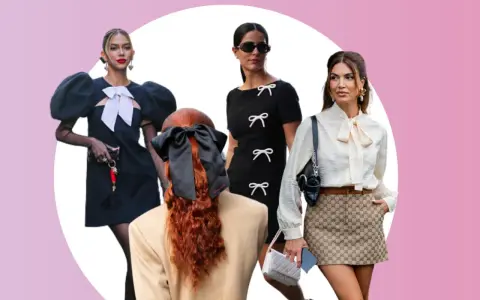 Modelos lucen vestidos negros y blusa con falda, adornados con lazos, un estilo que evoca la moda coquette.
