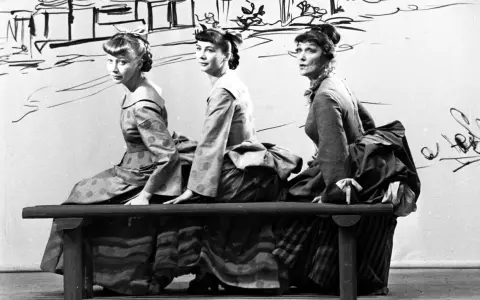 Trzy kobiety w historycznych strojach siedzą na ławce. Czy jedna z nich to guwernantka, która pilnuje porządku?