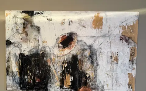 Abstrakt konstverk med figurer i hatt, signerat Carola Kastman. Texturrik yta med lager av färg och tidningspapper.