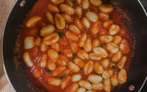 Pyszne gnocchi w sosie pomidorowym z bazylią. Idealny przepis z czym podawać na szybki obiad.