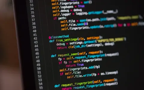 Codezeilen in der Python-Programmiersprache, die auf einem dunklen Bildschirm angezeigt werden.