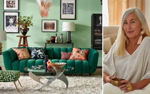 En kvinna med långt blont hår sitter i en mysig miljö, omgiven av olika inredningsstilar. En grön sammetssoffa och en unik soffbordsdesign skapar en modern känsla.