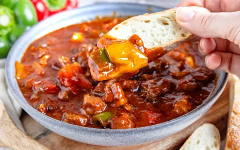 Herzhaftes Schaschliktopf Rezept mit Fleisch und Paprika, serviert mit frischem Brot.