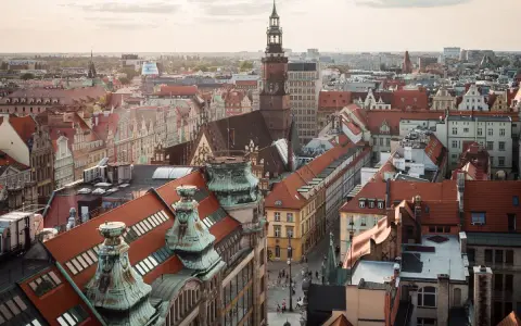 Widok na wrocławski rynek z wieżą ratuszową. Idealne miejsce, by zacząć zwiedzać Wrocław.