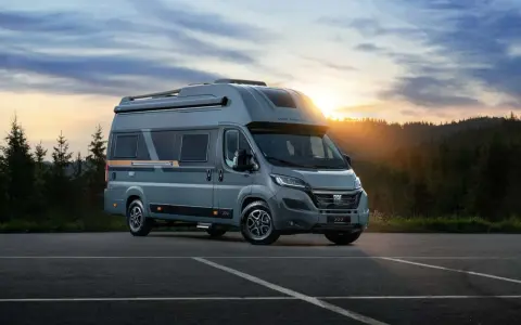 Nowy kamper dla emeryta, idealny na podróże po Europie. Szary Fiat Ducato z wygodnym wnętrzem, gotowy na przygody.