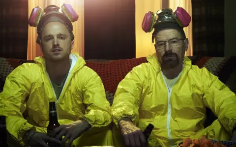 Bryan Cranston och Aaron Paul i gula skyddsdräkter och gasmasker, en ikonisk scen från filmer och tv-program.