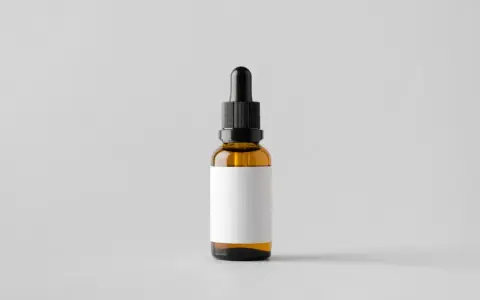 Brązowa buteleczka z pipetką, idealna na serum z witaminą E, np. tocopheryl acetate. Pusta, biała etykieta czeka na Twój opis.