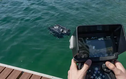 Contrôle d'un drone sous-marin avec écran affichant la carte et les données de l'installation GPS.