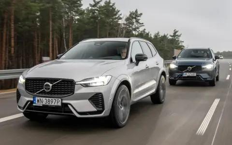 Dwa Volvo XC60 T8 jadące po drodze leśnej. Jeden srebrny, drugi ciemnoszary.