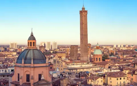 Torri e cupole dominano lo skyline di Bologna, città famosa per la sua architettura medievale e le sue torri iconiche.