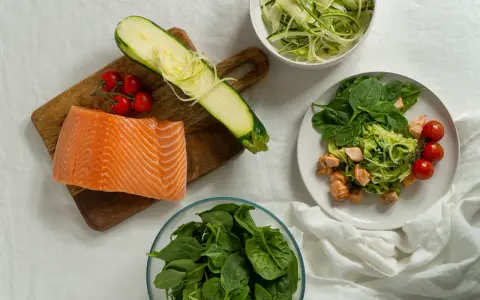 Składniki na dietę low carb: łosoś, cukinia spiralizowana, szpinak, pomidorki. Przepisy na zdrowe posiłki.