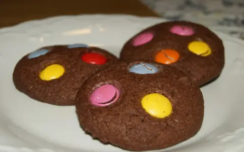 Chokladkakor med färgglada godisar, perfekta kakor till barnkalas.