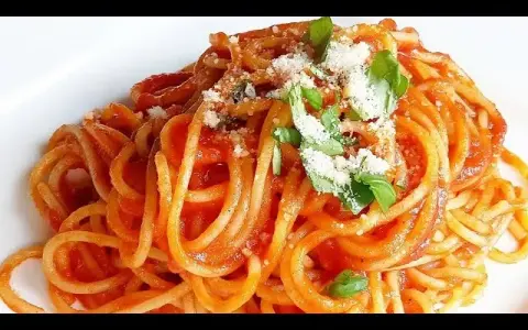 Szybkie spaghetti z passaty: przepis i triki na idealny sos